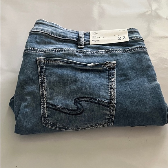 Silver Jeans Elyse Capri Mid Rise Curvy NWT Size 22 - Picture 3 of 16